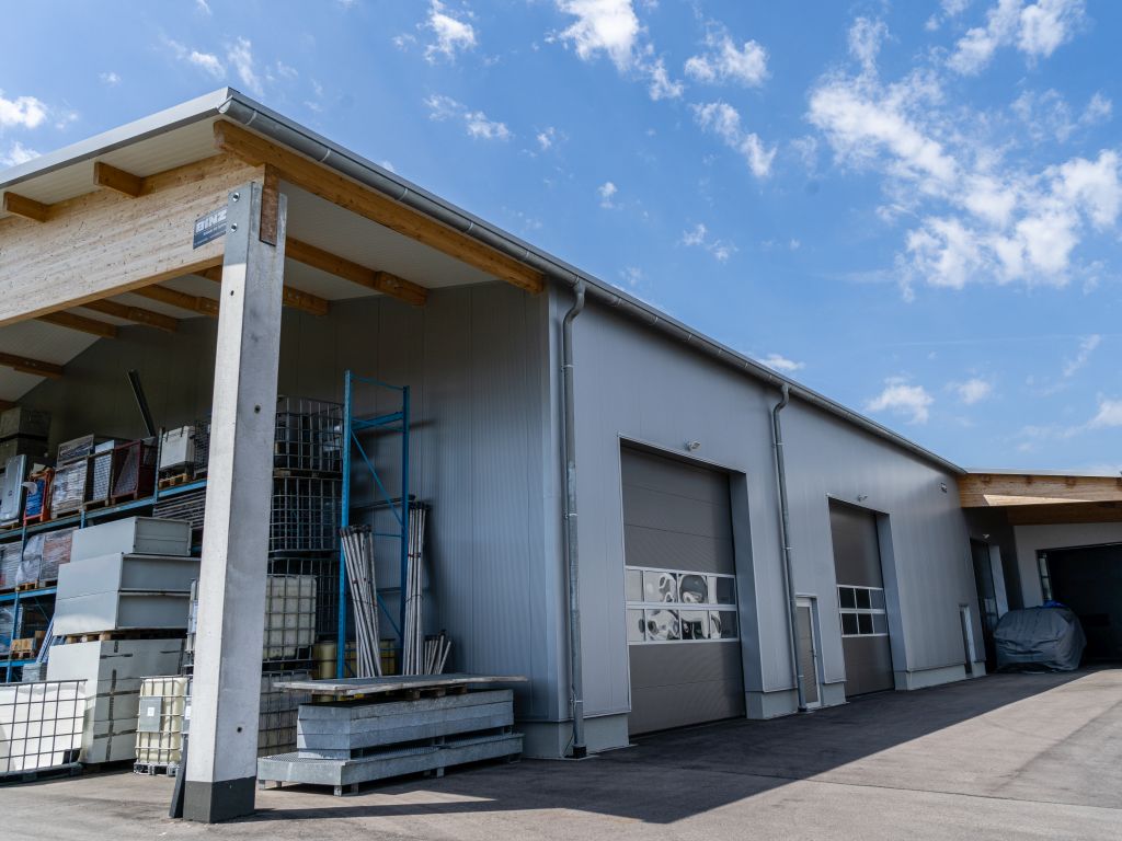 Eine Gewerbehalle von Außen