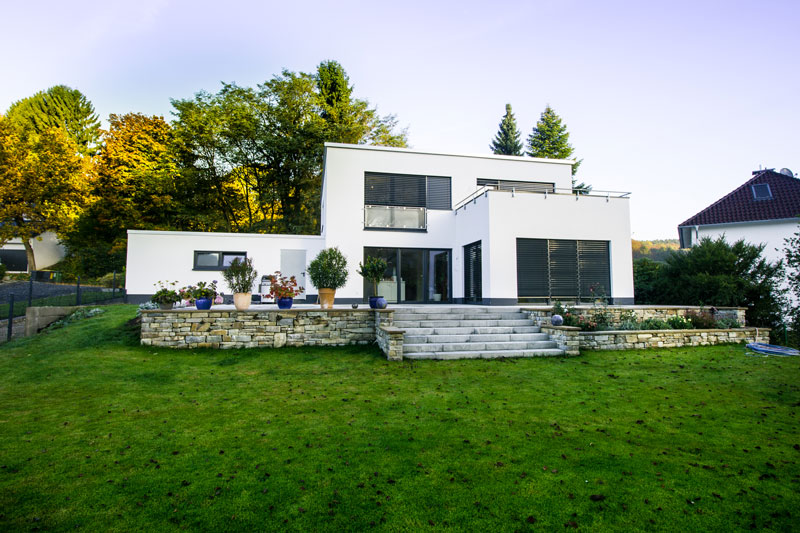 Modernes, weißes Einfamilienhaus mit Gartenfläche