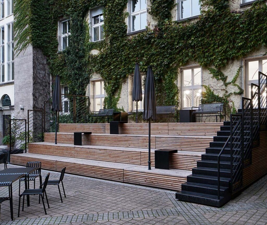 Holzbühne im Freien, mehrstufig aufgebaut