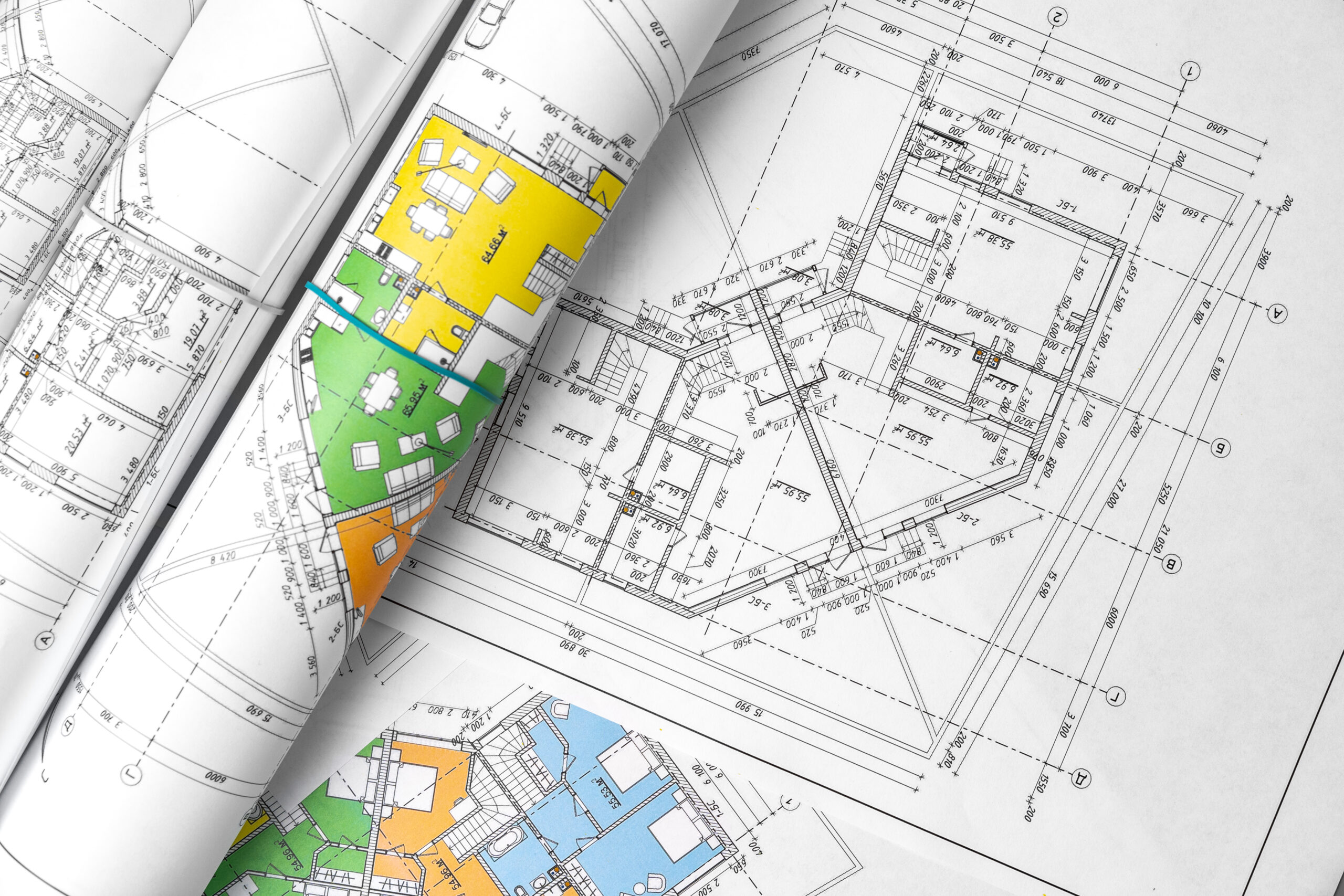 Nahaufnahme von architektonischen Bauplänen auf einem Tisch